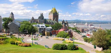 Quebec ve Chateau Frontenac, Quebec, Kanada manzarası. 1980 'lerde Kanada' nın ulusal tarihi bölgesi ilan edildi. Bölge, Aşağı Kanada 'nın İngiliz valilerinin ikametgahıydı..