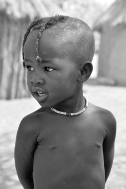OTJIKANDERO NAMIBIA 09, 2014: Tanımlanamayan çocuk Himba kabilesi. Otjikandero Himba Yetim Köyü Projesi, Jaco Burger 'in, Himba kabilesinde çalışmak ve yaşamak için Kaokolger' e taşınmasıyla başladı.. 