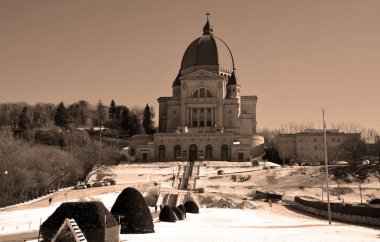 MONTREAL CANADA 02 07 2019: Mount Royal Aziz Joseph Oratory, Roma Katolik küçük bazilikası ve ulusal tapınağıdır. Kanada 'nın en büyük kilisesi ve dünyanın en büyük üçüncü kilise binasıdır..