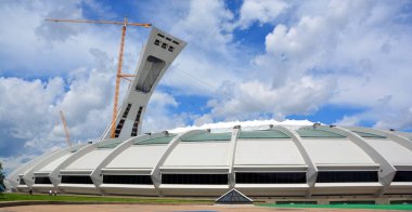 Montreal Canda 30 Temmuz 2016 'da. Erkekler Montreal Olimpiyat Stadyumu 'nu onarıyor. Dünyanın en yüksek eğimli kulesi. Olimpiyat turu 175 metre uzunluğunda ve 45 derecelik açıyla yapılıyor.