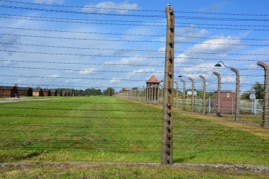 AUSCHWitZ BIRKENAU POLAND 09 17: Auschwitz I toplama kampı çitleri, Polonya 'da Üçüncü Reich tarafından kurulan ve yönetilen bir Alman Nazi toplama kampı ve imha kampları ağı idi..