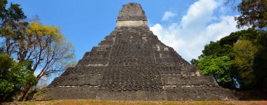 TIKAL, GUATEMALA MAYIS 03 2016: Guatemala Tikal Ulusal Parkı 'ndaki Kolomb öncesi Maya uygarlığının arkeolojik alanı 1979' dan beri UNESCO Dünya Mirası Alanı 'dır.