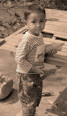 Phnom Phen, Kamboçya 23 Mart 2013: Sadece Phnom Phen, Kamboçya 'da tanımlanamayan sokak çocuğu poz veriyor. Sadece Phnom Penh' de 10 ila 20 bin arasında çocuk yaşıyor ve sokaklarda çalışıyor.