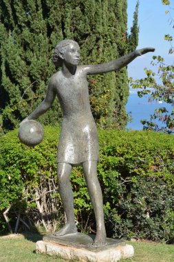 HAIFA, ISRAEL 07 11 2016: Hayfa 'da Mitzpor Haşalom (Barış Vista) olarak da bilinen Heykel Bahçesi, Ursula Malbin' in heykellerini sergiliyor. Bahçe, Hayfa Körfezi 'nin çarpıcı bir manzarasına sahip.,