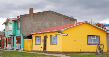 PIERTOS NATALES PATAGONIA CHILI 123: Tipik Patagonya evleri Puerto Natales 'te Şili' nin güneyinde yer alan bir şehirdir. Puerto Natales eyaletteki tek şehirdir.