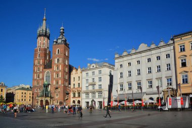KRACOW POLAND 09: 19 17: Cennete Azize Mary Kilisesi olarak da bilinen, Polonya 'nın Krakow kentindeki Ana Pazar Meydanı' nın bitişiğindeki bir tuğla gotik kilisesidir..
