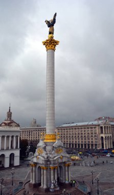 KIEV UKRAINE 09 03 17: Bağımsızlık Anıtı, Ukrayna 'nın bağımsızlığı anısına Kiev' deki Meydan Nezalezhnosti 'de (Bağımsızlık Meydanı) bulunan bir zafer sütunudur..