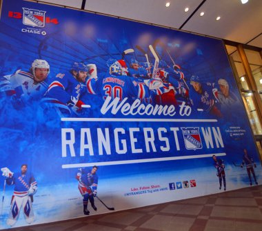 New York City, New York OCT 23: Madison Square Garden Rangers 'ın Penn İstasyonu' nun üzerinde duran kapalı alan girişi tabelası. NY Knicks (NBA), NY 'ye ev sahipliği yapar. 