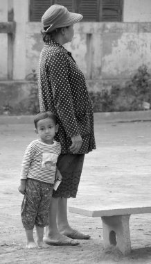 SIEM REAP CAMBODIA MARCH 26 Mart 2013 'te Siem Reap Kamboçya' da kimliği belirsiz bir ailenin portresi. Kamboçyalıların yaklaşık% 34 'ü günde bir dolardan az parayla hayatta kalıyor..