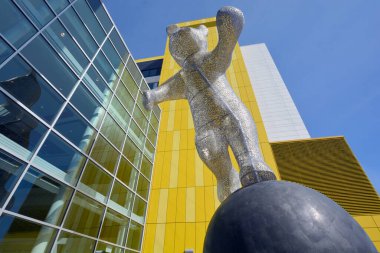 Montreal Canada 29 03 2016: Quebec sanatçısı Michel Saulnier yaşamdan daha büyük, kaprisli ayı heykeli (Je suis la!) Ben buradayım! Montreal Çocuk Hastanesi için..