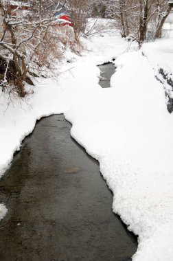 Karla kaplı ağaçlarla kaplı kış manzarası