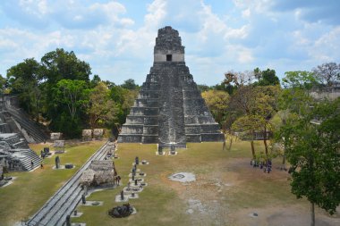 TIKAL, GUATEMALA MAYIS 03 2016: Guatemala Tikal Ulusal Parkı 'ndaki Kolomb öncesi Maya uygarlığının arkeolojik alanı 1979' dan beri UNESCO Dünya Mirası Alanı 'dır.