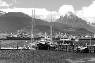 Arkasında dağlar olan şehir limanı