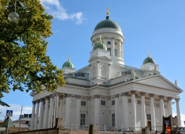 Helsinki Finlandiya 09: 25 2015: Helsinki Katedrali, Helsinki Piskoposluğu 'nun Evanjelik Lüteriyen katedralidir. Helsinki şehrinin kendine özgü simgesi, uzun, yeşil kubbesidir.