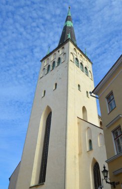 TALLINN ESTONIA 09 26 2015: Aziz Olaf Kilisesi veya Aziz Olav Kilisesi, 1219 yılında Danimarka Tallinn 'i fethetmeden önce Talin' in İskandinav cemaatinin merkeziydi.. 