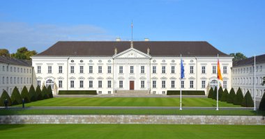 BERLIN GERMANY 09 22: 17: Bellevue Sarayı (Almanca: Schloss Bellevue), Berlin 'in Tiergarten ilçesinde yer alan, 1994 yılından bu yana Almanya Cumhurbaşkanı' nın resmi ikamet yeridir.. 