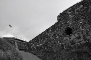 HELSINKI FINLAND SEPTEMBER 25 2015: Suomenlinna 'nın kaya duvarı altı ada üzerine inşa edilmiş bir deniz kalesidir.
