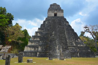 TIKAL, GUATEMALA MAYIS 03 2016: Guatemala Tikal Ulusal Parkı 'ndaki Kolomb öncesi Maya uygarlığının arkeolojik alanı 1979' dan beri UNESCO Dünya Mirası Alanı 'dır.