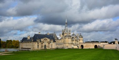 Chantilly Fransa 17 Ekim: Chantilly Şatosu, Fransa 'nın Chantilly kentinde bulunan tarihi bir kaledir. 17 Ekim 2014 'te. Fransa 'nın en iyi sanat galerilerinden biridir ve halka açıktır. 