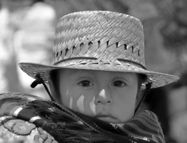 Chichicastenango Gustemala 29 Nisan 2016: Annesinin sırtında bir Maya bebeğinin portresi taşıdı. Maya halkı hala Guatemala 'daki nüfusun çoğunluğunu oluşturuyor.,