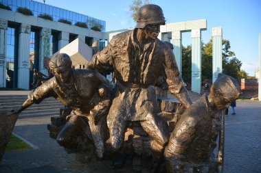 Varşova Ayaklanması Anıtı 'nın detayları 1944 Varşova Ayaklanması' na adanmıştır. 1989 yılında açılışı Wincenty Kucma tarafından yapıldı ve mimar Jacek Budyn 'di..