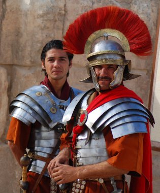 JERASH JORDAN 125 2008: Ürdünlü erkekler Roma ordusunun yeniden canlandırması sırasında Romalı savaşçı askerler ve gladyatörler gibi giyindiler 