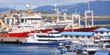 USHUAIA ARGENTINA NOV. 27: Seaport Ushuaia, Arjantin 'in Tierra del Fuego, Antartida e Islas del Atlantico Sur eyaletinin başkentidir. Yaygın olarak dünyanın en güneydeki şehri olarak kabul edilir.