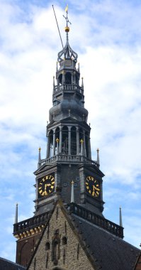 AMSTERDAM NETHERLANDS 10 03 2015: Munttoren Bell Tower Clock Golden Rooster Windvane Singel Canal Amsterdam Hollanda. Munttoren Kulesi eski Amsterdam Duvarı 'nın bir parçasıdır.