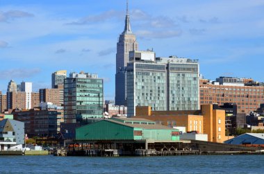 NEW YORK CITY, New York - OCT 29: Midtown and the Empire State Building 29 Ekim 2013, New York. Empire State Binası 102 katlı bir binadır. 40 yıldan fazladır dünyanın en yüksek binasıydı. 