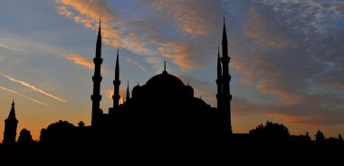 İstanbul 'un en popüler turistik mekanlarından Sultanahmed Camii' nin (Mavi Cami) silueti