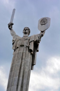 KIEV UKRAINE 09 04 17: Anavatan Anıtı anıtsal bir heykel. Heykel İkinci Dünya Savaşı 'nda Ukrayna Tarihi Müzesi' nin bir parçasıdır. Paslanmaz çelik heykel 62 metre (203 feet))