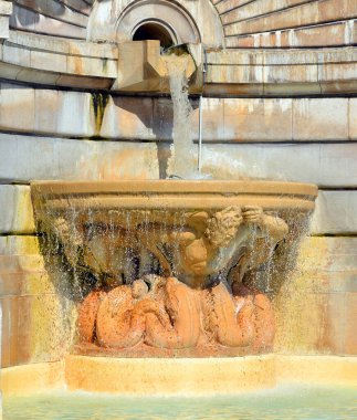 PARIS FRANCE OCT 17 2014: Paris 'teki Kutsal Kalp Bazilikası' nda meditasyon için bir bahçe ve çeşme bulunmaktadır..