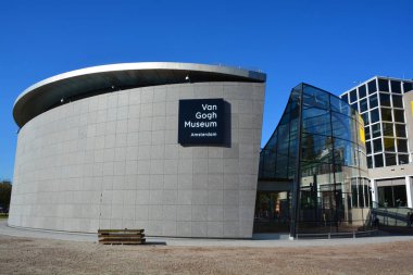 AMSTERDAM NETHERLAND 01 10 2015: Van Gogh Müzesi Vincent van Gogh ve çağdaşlarının çalışmalarına adanmıştır. Bina Gerrit Rietveld ve Kisho Kurokawa tarafından tasarlandı.. 