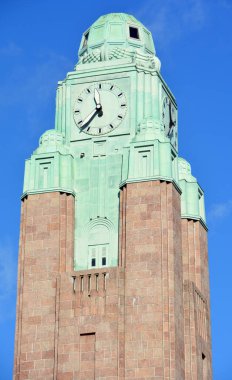 Helsinki Finlandiya 25 Eylül 2015: Helsinki Merkez Tren İstasyonu 'ndaki saat kulesi, Helsinki şehir merkezinin bir parçası olan Kluuvi' de yaygın olarak tanınan bir simgedir.