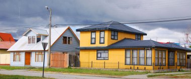 PIERTOS NATALES PATAGONIA CHILI 123: Tipik Patagonya evleri Puerto Natales 'te Şili' nin güneyinde yer alan bir şehirdir. Puerto Natales eyaletteki tek şehirdir.