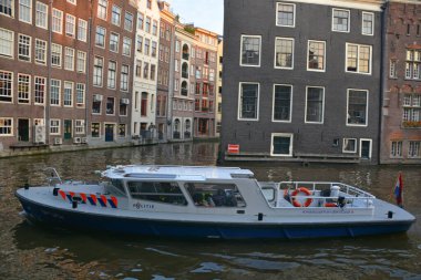 Amsterdam Hollanda 03 Ekim 2015: Tipik kanal evleri. Kanal evleri genellikle bir bodrum ve çatı ve tavan nerede ticaret malları saklanan olabilir vardı
