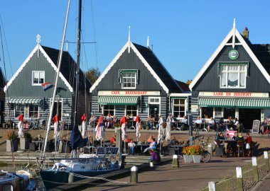MARKEN NETHERLANDS 10 01: 15: Harbor Marken Markermeer 'de eski bir adadır. Bu yarımada, uzun bir geçit ya da güvenilir bir feribot filosu aracılığıyla ulaşılabilen popüler bir deniz kenarı kaçışı olmaya devam ediyor..  