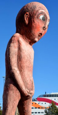 HELSINKI, FINLAND 25 Eylül 2015: Kötü Çocuk Helsinki Manneken Pi, Batı Feribot Terminali yakınlarındaki Fin heykeltıraş Tommi Toija tarafından işenir. Heykel 15 Ağustos 2014 'te Helsinki' de ortaya çıktı.