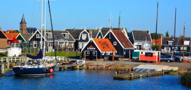 MARKEN NETHERLANDS 10 01: 15: Harbor Marken Markermeer 'de eski bir adadır. Bu yarımada, uzun bir geçit ya da güvenilir bir feribot filosu aracılığıyla ulaşılabilen popüler bir deniz kenarı kaçışı olmaya devam ediyor..  