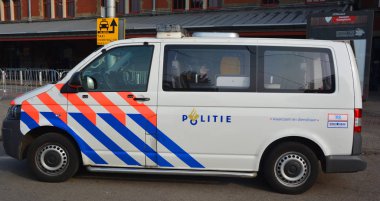 AMSTERDAM NETHERLANDS 10 03 2015: polis arabası. Hollanda 'daki kolluk kuvvetleri Ulusal Polis Teşkilatı tarafından on bölgesel birime ve bir merkez birime bölünmüştür ve Royal Marechaussee