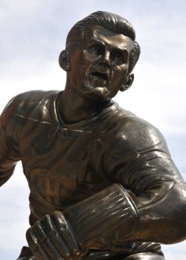 Montreal CANADA FEBRUARY 03: Montreal Kanada 'da 2003 Şubat' ında Bell Center önünde Jean Beliveau eski hokey oyuncusu heykeli. 1972 yılında Hokey Hall of Fame 'e kabul edildi..