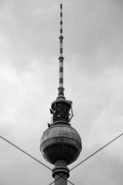 BERLİN GERMANY 25 Mayıs 2010: Fernsehturm (Televizyon Kulesi) Berlin, Alexanderplatz 'da yer almaktadır. Kule 1965 ve 1969 yılları arasında eski Alman Demokratik Cumhuriyeti tarafından inşa edilmiştir.
