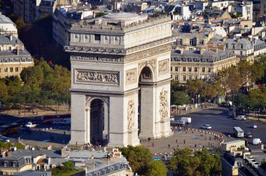 PARIS, FRANCE OCTOBER 11 2013: Triumphal Arch de l Etoile (Arc de Triomphe). Anıt Jean Chalgrin tarafından 1806 yılında Eyfel Kulesi 'nden tasarlandı.