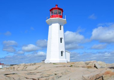 Peggy 's Cove, 1868 yılında kurulan Peggys Point Lighthouse ile ünlü olan Nova Scotia' nın Halifax Bölgesel Belediyesi 'ndeki St. Margarets Körfezi' nin doğu kıyısında yer alan bir topluluktur.).