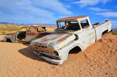 Solitaire, Namibya Sept, 29: Namibya, Namibya 'daki Solitaire Çölü' nde terk edilmiş bir araba. Eylül, 29, 2014. Solitaire, Namib-Naukluft Milli Parkı yakınlarında küçük bir yerleşimci. 
