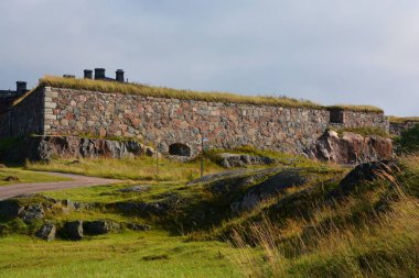 HELSINKI FINLAND SEPTEMBER 25 2015: Suomenlinna 'nın kaya duvarı altı ada üzerine inşa edilmiş bir deniz kalesidir.