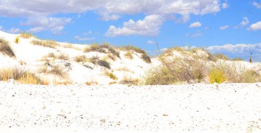New Mexico eyaletindeki White Sands Ulusal Anıtı alçıtaşı kristallerinden oluşan beyaz kum tepecikleri alanıdır. Alçıtaşı kum tarlası Dünya 'daki türünün en büyüğüdür..
