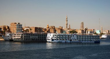ASWAN EGYPT 25 NOV 2008: Aswan, Mısır yakınlarındaki Nil nehrinde turist botu. Turizm Mısır 'ın en önemli sektörlerinden biridir. 2008 yılında Mısır 'ı 12,8 milyondan fazla turist ziyaret etti
