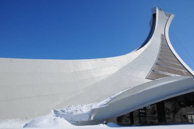 Montreal, Kanada - 26 Şubat 2012 'de Montreal Olimpiyat Stadyumu ve kulesi. Dünyanın en yüksek eğimli kulesi. Olimpiyat turu 175 metre uzunluğunda ve 45 derecelik açıyla yapılıyor. 