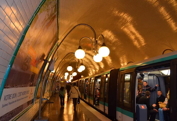 2014年10月15日 法国巴黎 大都会地下铁路系统的经典地铁内部 地铁每年运送数百万居民和游客 — 图库照片